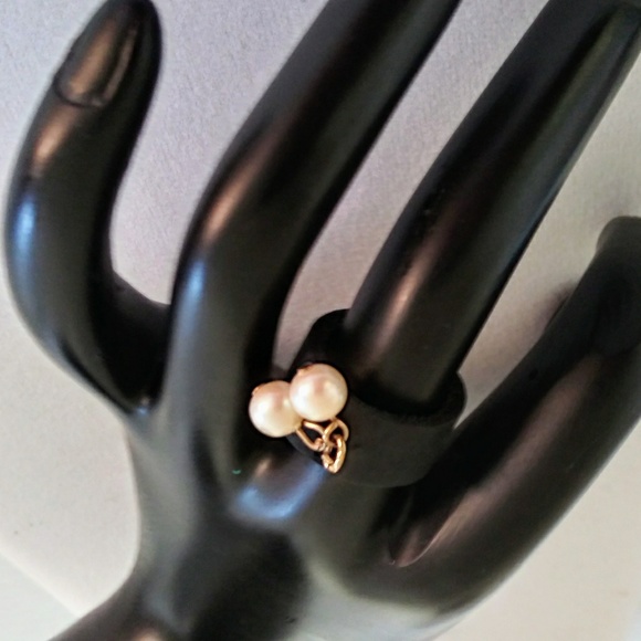 Leather Band Pearl Dangle. Ring - Picture 5 of 6
